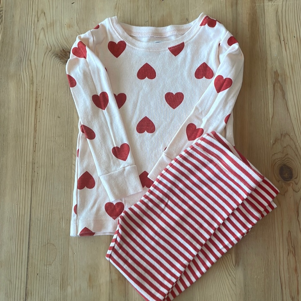 3T Hearts pajamas.